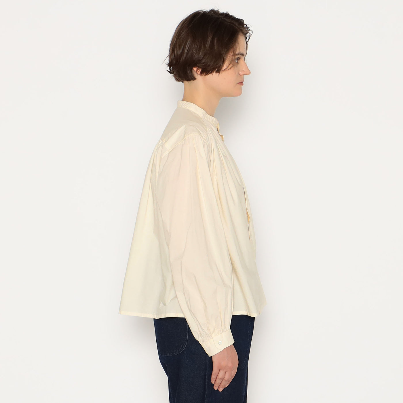 WOMEN'S GATHERED BAND COLLAR SHIRT