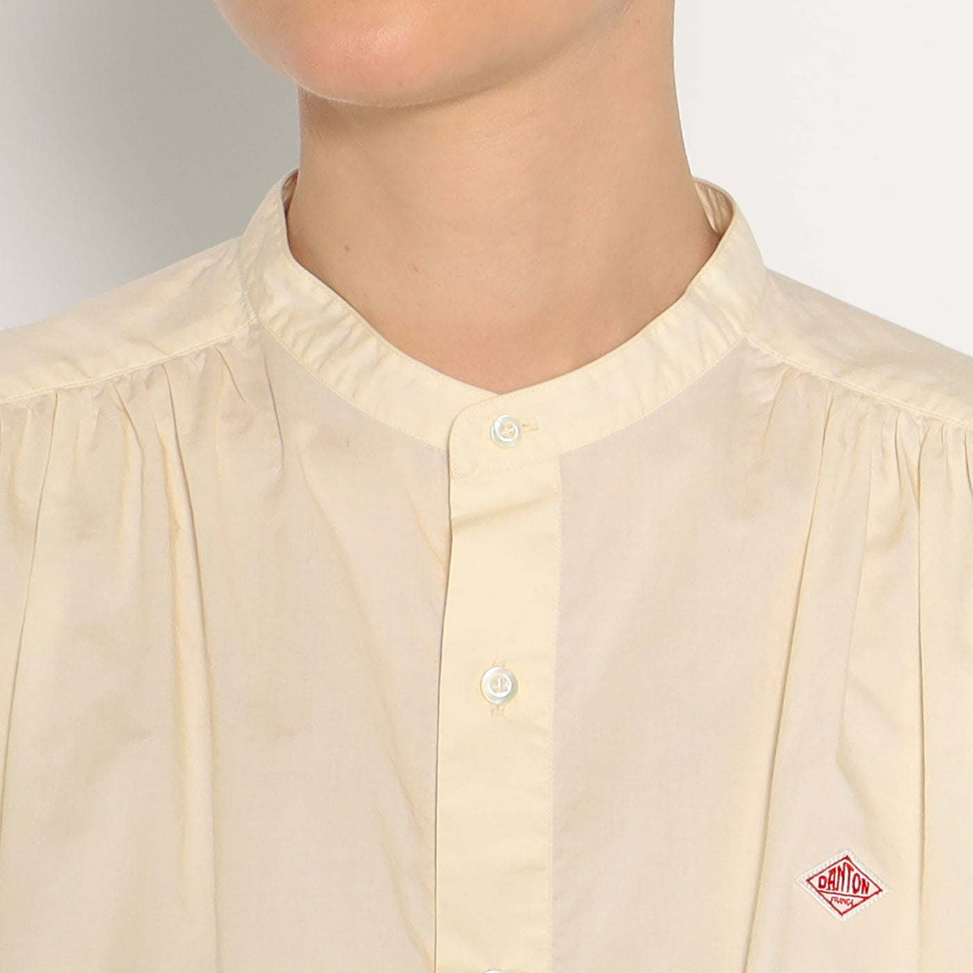 WOMEN'S GATHERED BAND COLLAR SHIRT